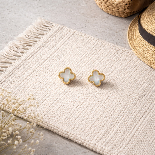 White clovers stud earring