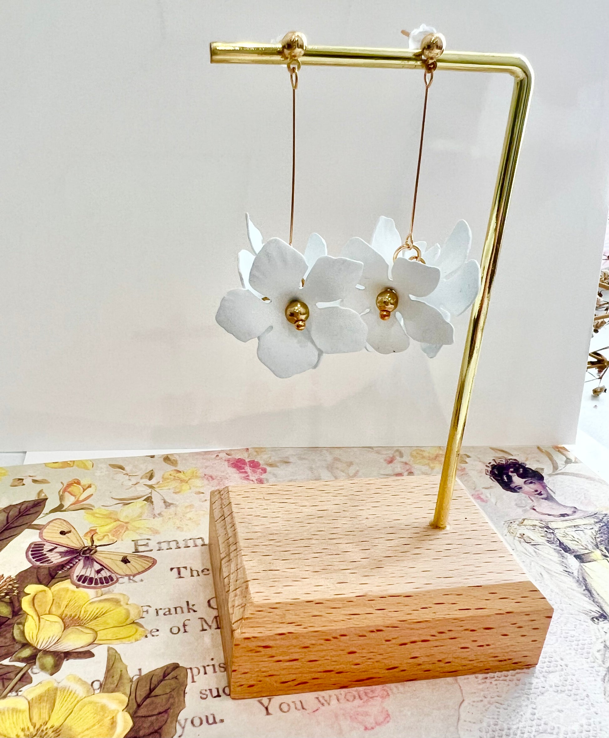 Missliu Handcraft White flower dangling earring