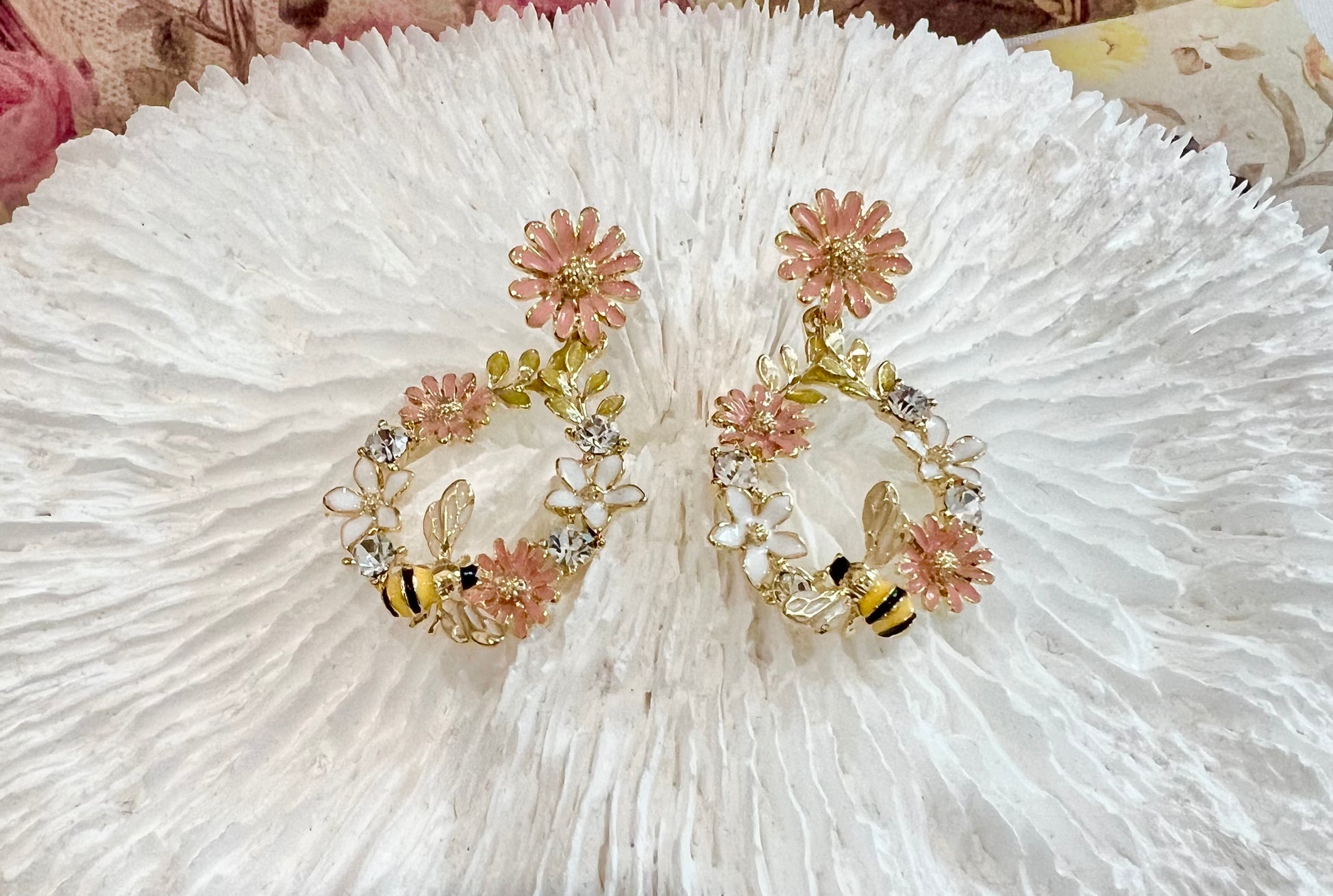 Missliu Handcraft Pink flower bee earring