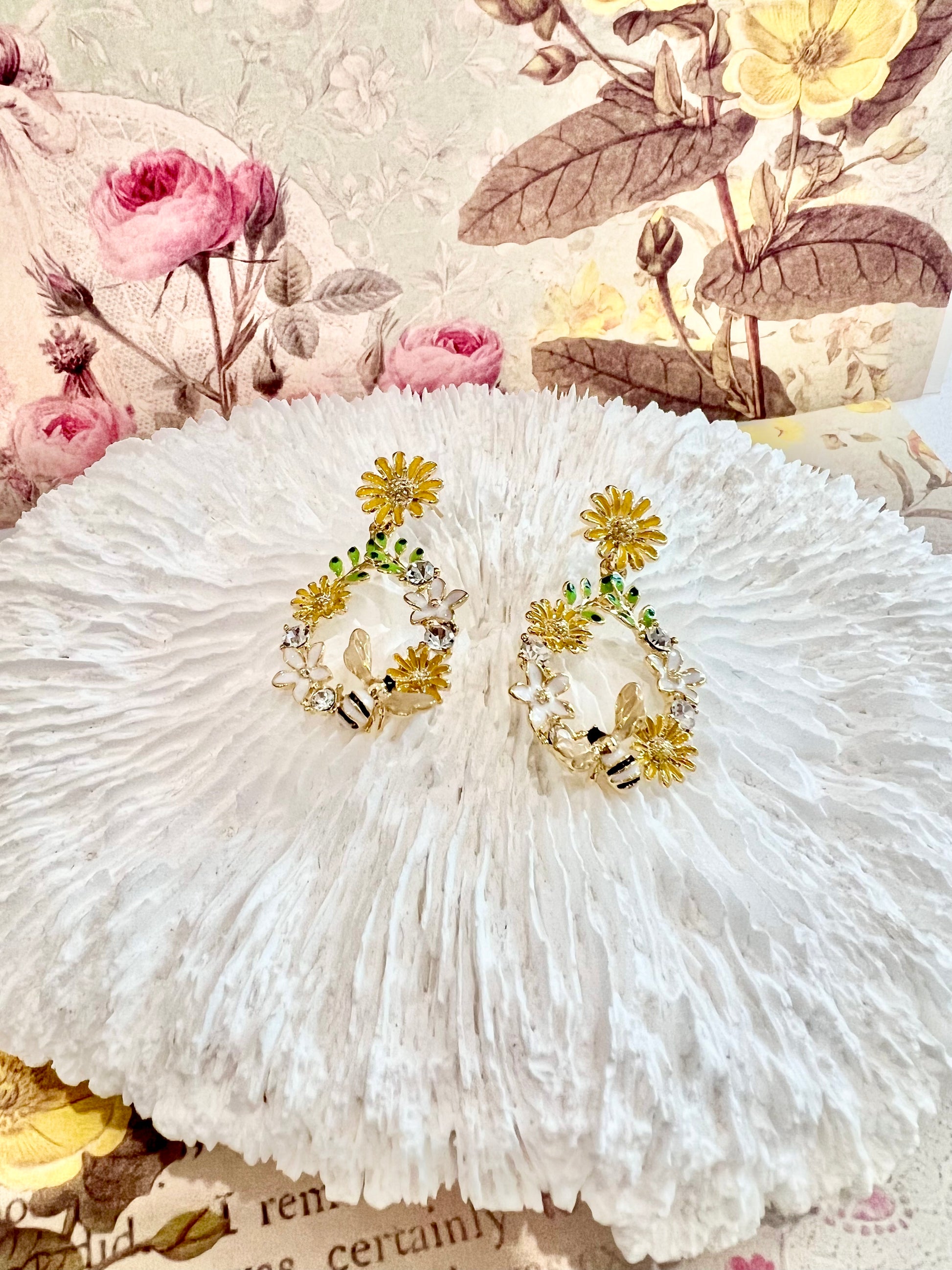 Missliu Handcraft Yellow flower bee earring